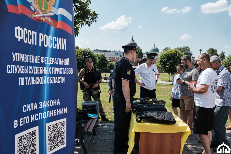 В День России в Музее оружия  -  многочисленные интерактивные площадки с обмундированием и вооружением современных войск российской армии! Тульский Государственный Музей Оружия