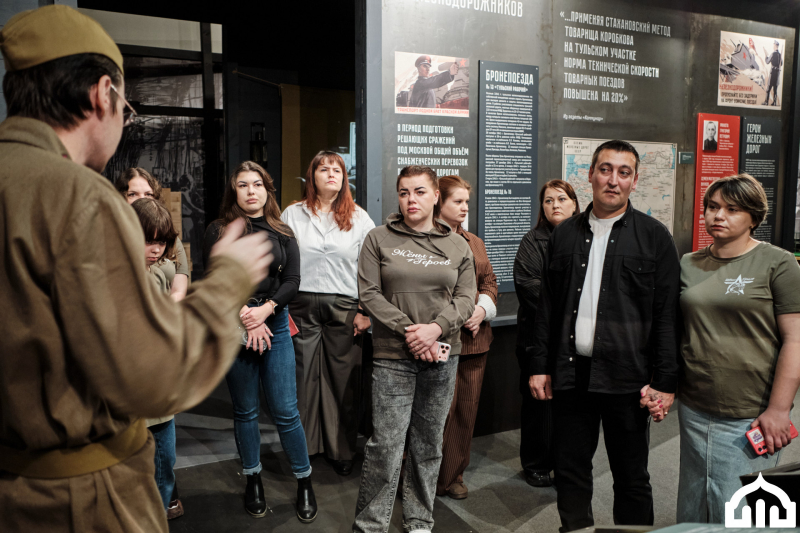 Первые посетители выставки «Тула 85/50: хроники подвига. Отступать некуда - позади Москва!» в Музее оружия на территории Тульского кремля Тульский Государственный Музей Оружия