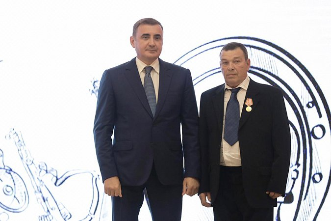 В музее оружия состоялась торжественная церемония поздравления коллективов оборонных предприятий Тульской области и награждение государственными наградами. Тульский Государственный Музей Оружия