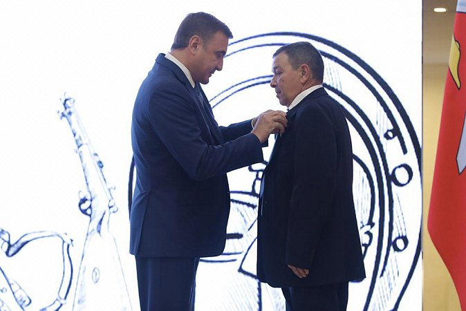 В музее оружия состоялась торжественная церемония поздравления коллективов оборонных предприятий Тульской области и награждение государственными наградами. Тульский Государственный Музей Оружия