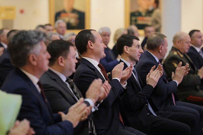 В музее оружия состоялась торжественная церемония поздравления коллективов оборонных предприятий Тульской области и награждение государственными наградами. Тульский Государственный Музей Оружия