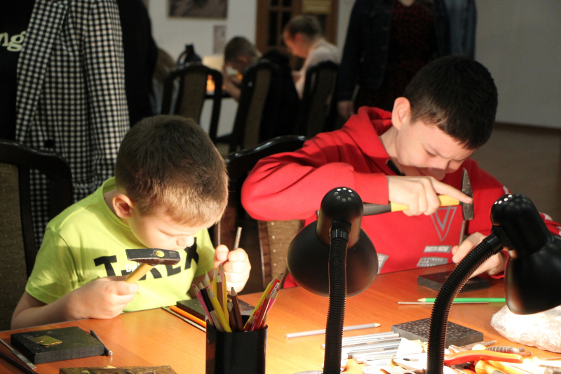 В «Ночь музеев» каждый желающий мог узнать о семейных традициях оружейного мастерства и сделать первый «семейный шедевр» оружейного искусства в школе тульских оружейников. Тульский Государственный Музей Оружия