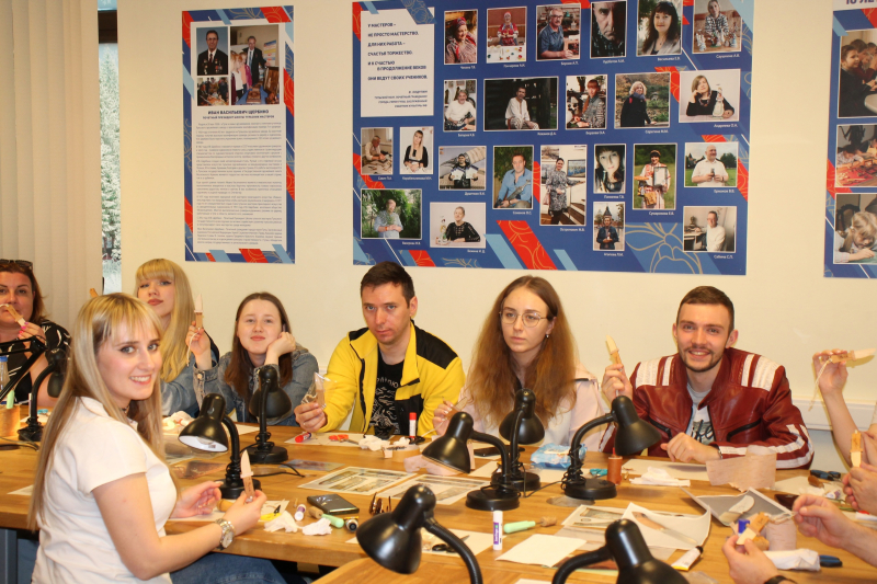 В «Ночь музеев» каждый желающий мог узнать о семейных традициях оружейного мастерства и сделать первый «семейный шедевр» оружейного искусства в школе тульских оружейников. Тульский Государственный Музей Оружия