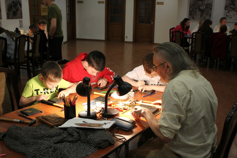 В «Ночь музеев» каждый желающий мог узнать о семейных традициях оружейного мастерства и сделать первый «семейный шедевр» оружейного искусства в школе тульских оружейников. Тульский Государственный Музей Оружия