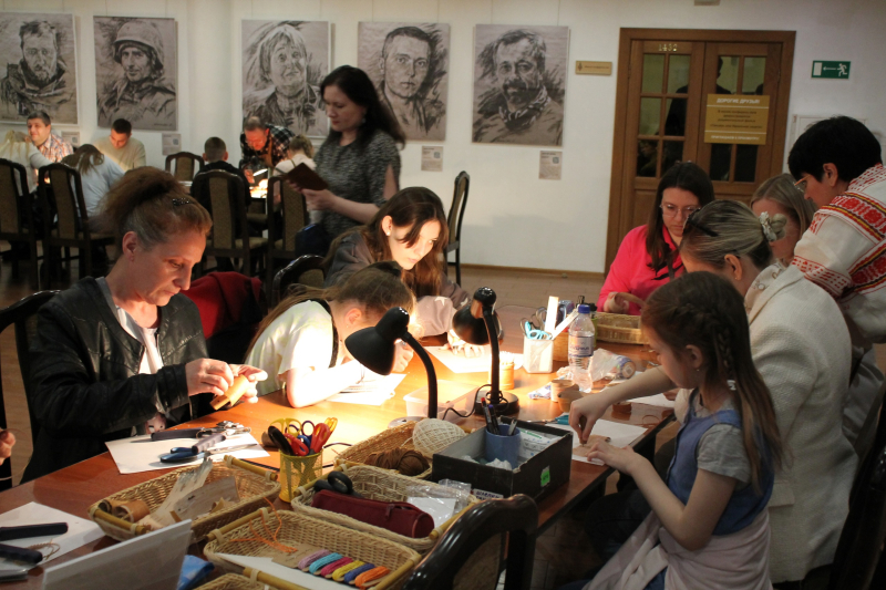 В «Ночь музеев» каждый желающий мог узнать о семейных традициях оружейного мастерства и сделать первый «семейный шедевр» оружейного искусства в школе тульских оружейников. Тульский Государственный Музей Оружия