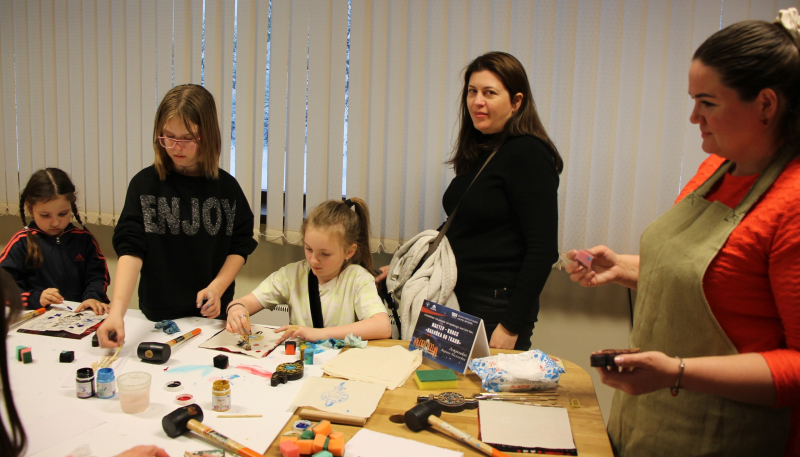 В «Ночь музеев» каждый желающий мог узнать о семейных традициях оружейного мастерства и сделать первый «семейный шедевр» оружейного искусства в школе тульских оружейников. Тульский Государственный Музей Оружия