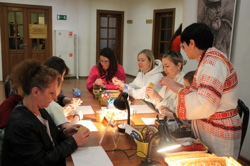 В «Ночь музеев» каждый желающий мог узнать о семейных традициях оружейного мастерства и сделать первый «семейный шедевр» оружейного искусства в школе тульских оружейников. Тульский Государственный Музей Оружия