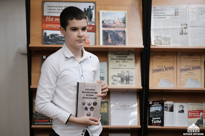 В Тульском государственном музее оружия состоялась презентация книги члена Клуба боевых друзей музея Н.А. Макарова «Кавалеры полководческих орденов земли Тульской» Тульский Государственный Музей Оружия