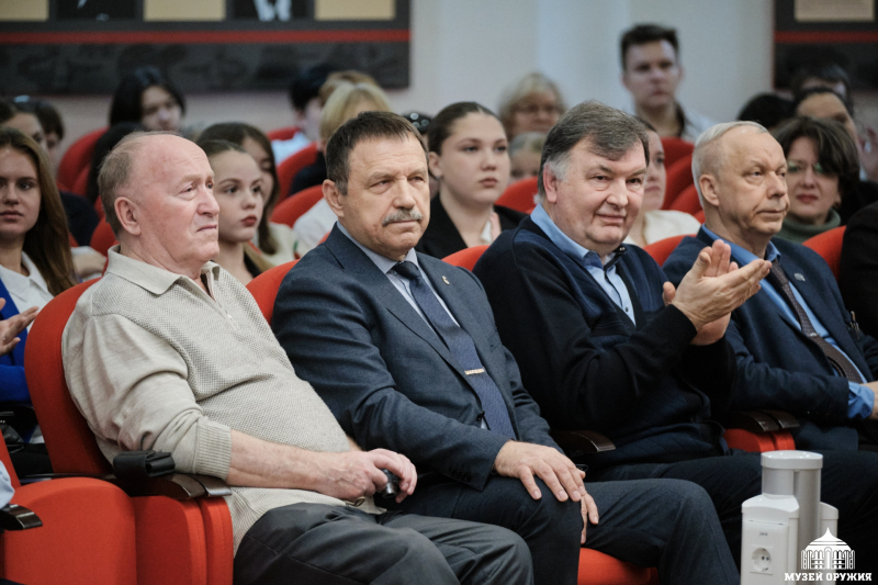 В Тульском государственном музее оружия состоялась презентация книги члена Клуба боевых друзей музея Н.А. Макарова «Кавалеры полководческих орденов земли Тульской» Тульский Государственный Музей Оружия