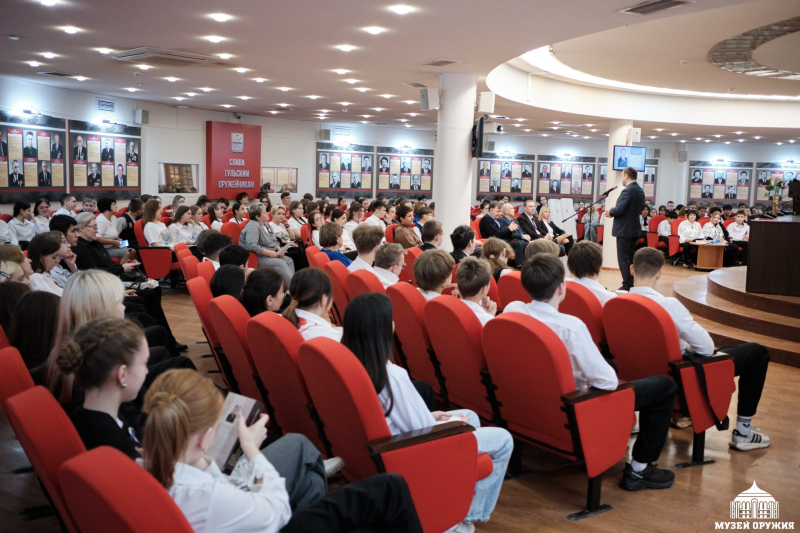 В Тульском государственном музее оружия состоялась презентация книги члена Клуба боевых друзей музея Н.А. Макарова «Кавалеры полководческих орденов земли Тульской» Тульский Государственный Музей Оружия