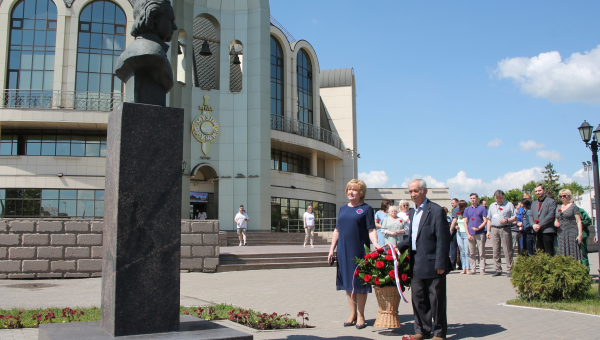 Юные посетители и сотрудники Тульского музея оружия возложили цветы к бюсту Петра Великого Тульский Государственный Музей Оружия