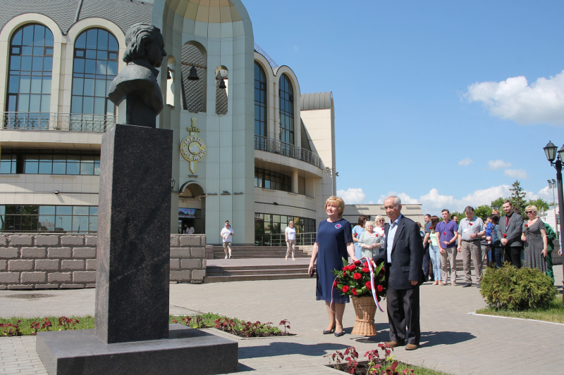 Юные посетители и сотрудники Тульского музея оружия возложили цветы к бюсту Петра Великого Тульский Государственный Музей Оружия