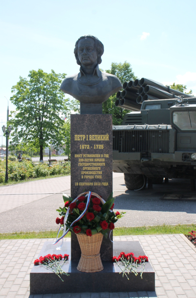 Юные посетители и сотрудники Тульского музея оружия возложили цветы к бюсту Петра Великого Тульский Государственный Музей Оружия