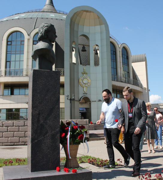 Юные посетители и сотрудники Тульского музея оружия возложили цветы к бюсту Петра Великого Тульский Государственный Музей Оружия