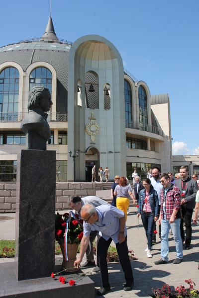 Юные посетители и сотрудники Тульского музея оружия возложили цветы к бюсту Петра Великого Тульский Государственный Музей Оружия