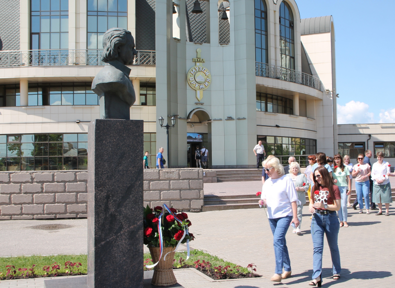 Юные посетители и сотрудники Тульского музея оружия возложили цветы к бюсту Петра Великого Тульский Государственный Музей Оружия