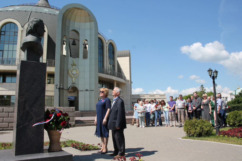 Юные посетители и сотрудники Тульского музея оружия возложили цветы к бюсту Петра Великого Тульский Государственный Музей Оружия