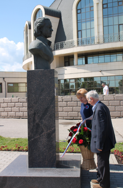 Юные посетители и сотрудники Тульского музея оружия возложили цветы к бюсту Петра Великого Тульский Государственный Музей Оружия