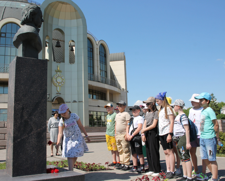 Юные посетители и сотрудники Тульского музея оружия возложили цветы к бюсту Петра Великого Тульский Государственный Музей Оружия