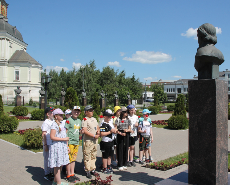 Юные посетители и сотрудники Тульского музея оружия возложили цветы к бюсту Петра Великого Тульский Государственный Музей Оружия
