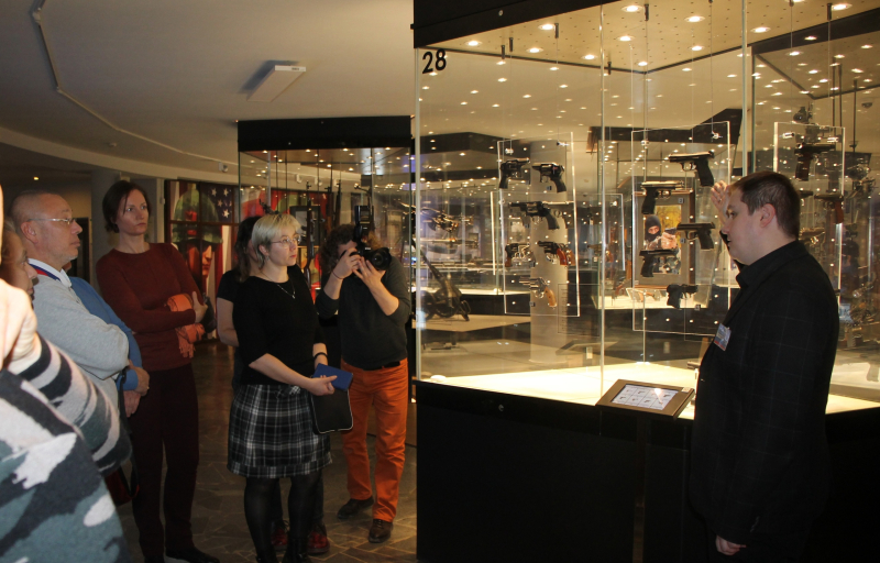 В музее оружия для молодых сотрудников предприятий оборонно-промышленного комплекса Тулы проведена специальная экскурсия Тульский Государственный Музей Оружия