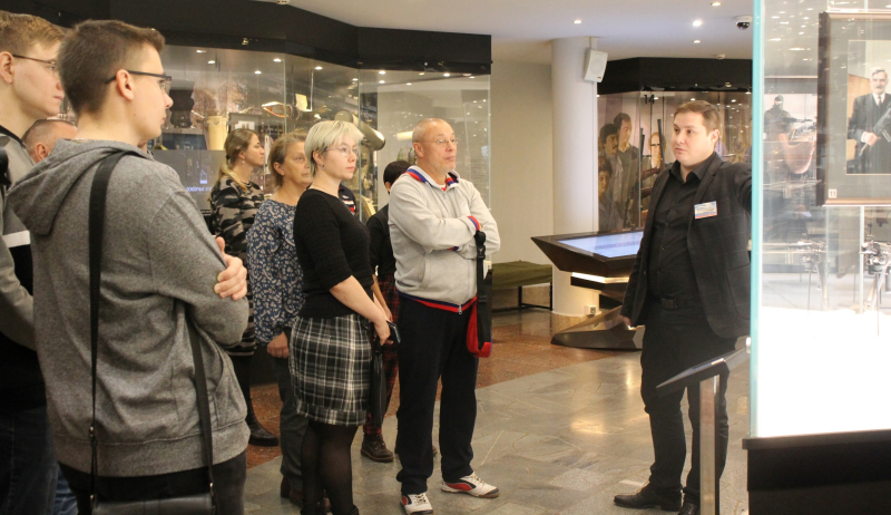 В музее оружия для молодых сотрудников предприятий оборонно-промышленного комплекса Тулы проведена специальная экскурсия Тульский Государственный Музей Оружия