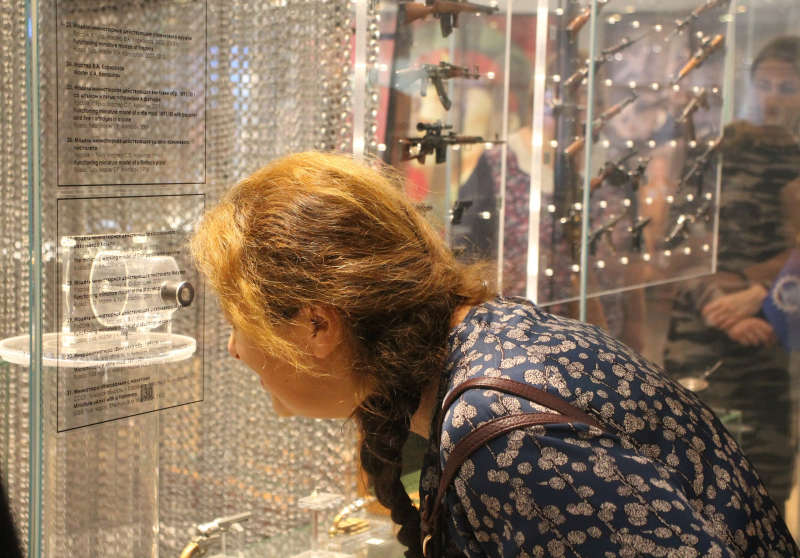 В музее оружия для молодых сотрудников предприятий оборонно-промышленного комплекса Тулы проведена специальная экскурсия Тульский Государственный Музей Оружия