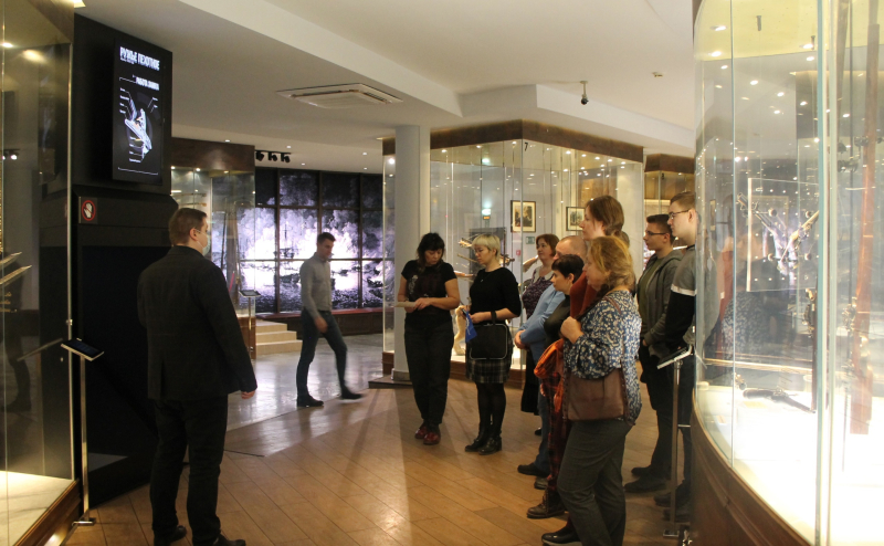 В музее оружия для молодых сотрудников предприятий оборонно-промышленного комплекса Тулы проведена специальная экскурсия Тульский Государственный Музей Оружия