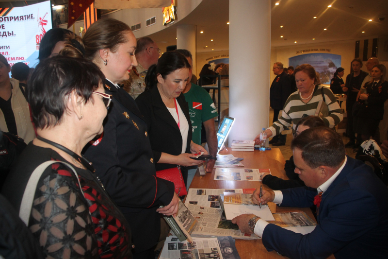 «Все, кто оборонял, освобождал Тульскую землю, и невероятные подвиги воинов»: новая книга И.В. Крюкова и Л.М. Глуховой презентована в музее оружия Тульский Государственный Музей Оружия