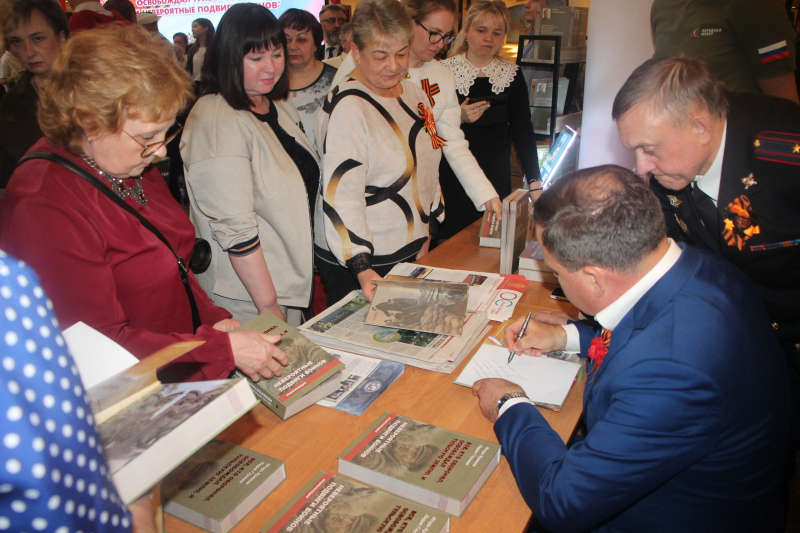 «Все, кто оборонял, освобождал Тульскую землю, и невероятные подвиги воинов»: новая книга И.В. Крюкова и Л.М. Глуховой презентована в музее оружия Тульский Государственный Музей Оружия
