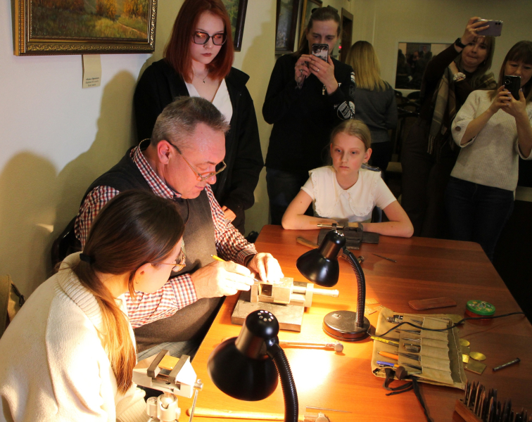 В Тульском музее оружия состоялась презентация книги О.С. Семенова «Набор гравера. «Начало большого пути» Тульский Государственный Музей Оружия