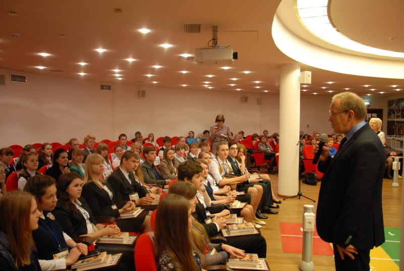 В музее оружия состоялся очный региональной тур известной телевизионной гуманитарной олимпиады «Умники и умницы» Тульский Государственный Музей Оружия