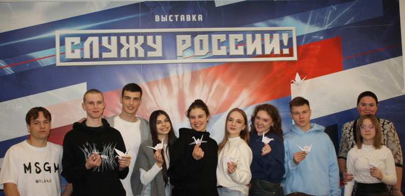 В музее оружия молодые люди и юные посетители вместе с родителями с увлечением создавали белых журавликов - трогательные символы «Бессмертного полка», светлой памяти о павших на полях сражени Тульский Государственный Музей Оружия