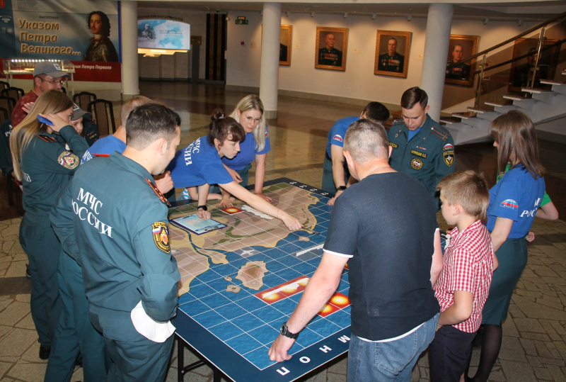 В музее оружия участниками стратегической командной игры «Стальные стражи в бою» стали сотрудники Главного Управления МЧС России по Тульской области Тульский Государственный Музей Оружия