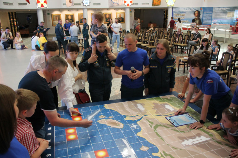 В музее оружия участниками стратегической командной игры «Стальные стражи в бою» стали сотрудники Главного Управления МЧС России по Тульской области Тульский Государственный Музей Оружия