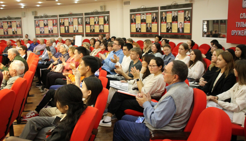 В музее оружия прошла патриотическая акция «Никто не забыт, ничто не забыто» Региональной общественной организации «Якутское землячество» г. Москвы Тульский Государственный Музей Оружия