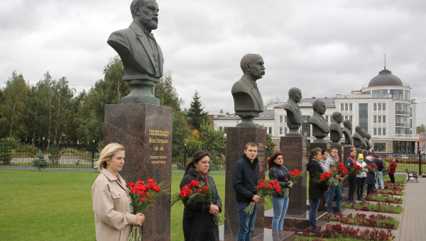 В День оружейника сотрудники возложили цветы к бюстам на Аллее Славы знаменитых оружейников города Тулы Тульский Государственный Музей Оружия