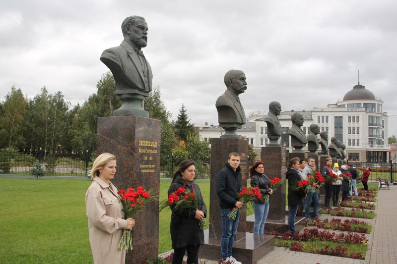 В День оружейника сотрудники возложили цветы к бюстам на Аллее Славы знаменитых оружейников города Тулы Тульский Государственный Музей Оружия