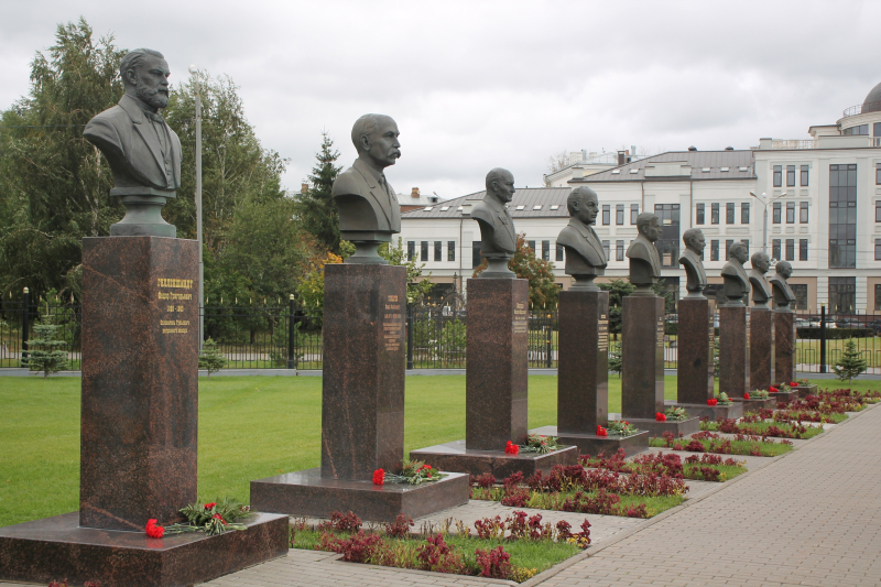В День оружейника сотрудники возложили цветы к бюстам на Аллее Славы знаменитых оружейников города Тулы Тульский Государственный Музей Оружия