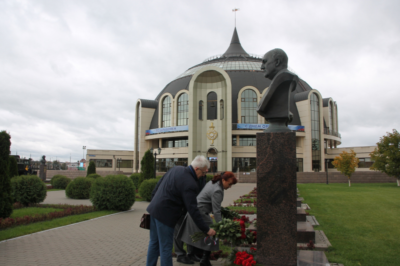 В День оружейника сотрудники возложили цветы к бюстам на Аллее Славы знаменитых оружейников города Тулы Тульский Государственный Музей Оружия