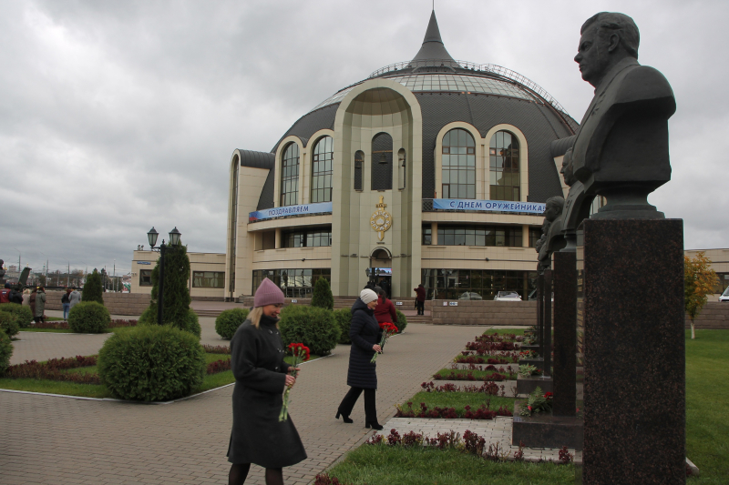 В День оружейника сотрудники возложили цветы к бюстам на Аллее Славы знаменитых оружейников города Тулы Тульский Государственный Музей Оружия