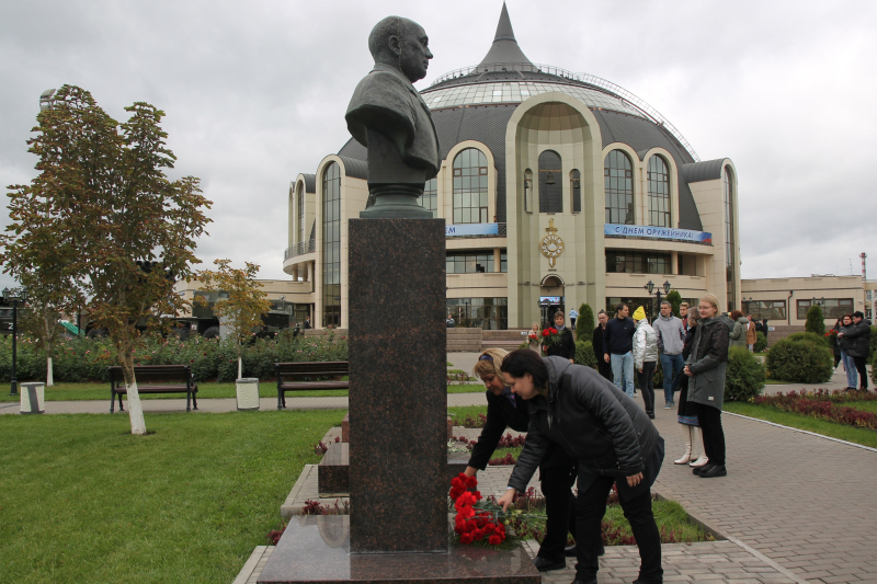 В День оружейника сотрудники возложили цветы к бюстам на Аллее Славы знаменитых оружейников города Тулы Тульский Государственный Музей Оружия