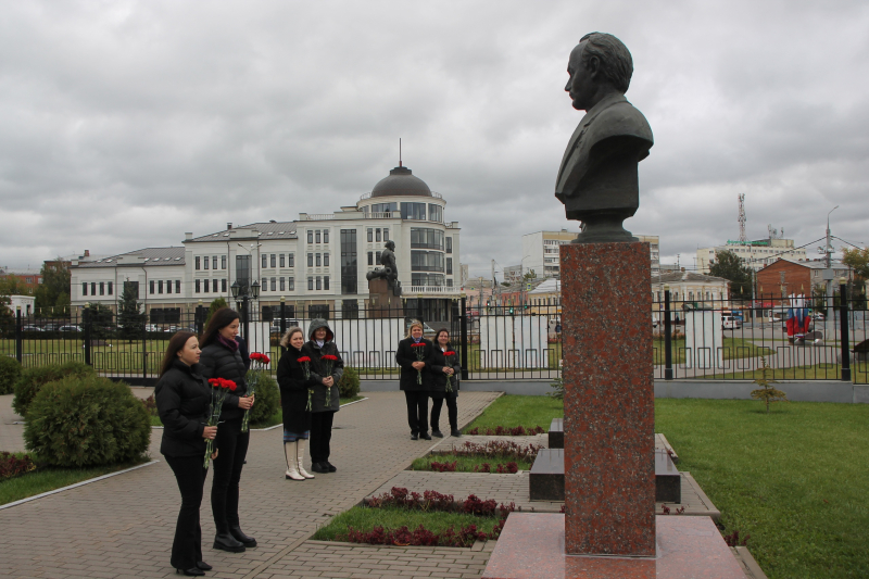 В День оружейника сотрудники возложили цветы к бюстам на Аллее Славы знаменитых оружейников города Тулы Тульский Государственный Музей Оружия