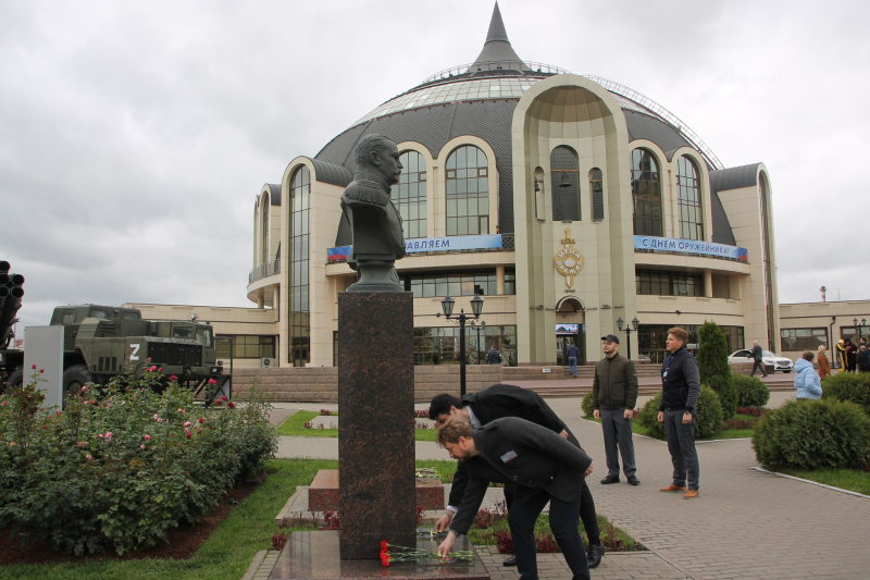 В День оружейника сотрудники возложили цветы к бюстам на Аллее Славы знаменитых оружейников города Тулы Тульский Государственный Музей Оружия