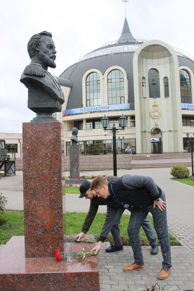 В День оружейника сотрудники возложили цветы к бюстам на Аллее Славы знаменитых оружейников города Тулы Тульский Государственный Музей Оружия