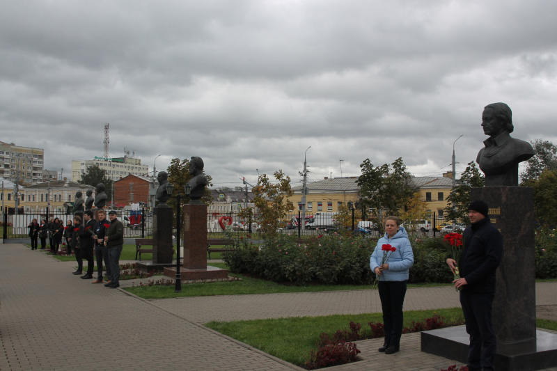В День оружейника сотрудники возложили цветы к бюстам на Аллее Славы знаменитых оружейников города Тулы Тульский Государственный Музей Оружия