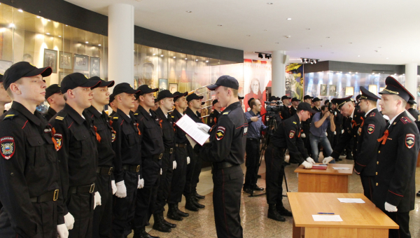 Торжественная церемония принятия присяги молодыми сотрудниками органов внутренних дел в музее оружия Тульский Государственный Музей Оружия