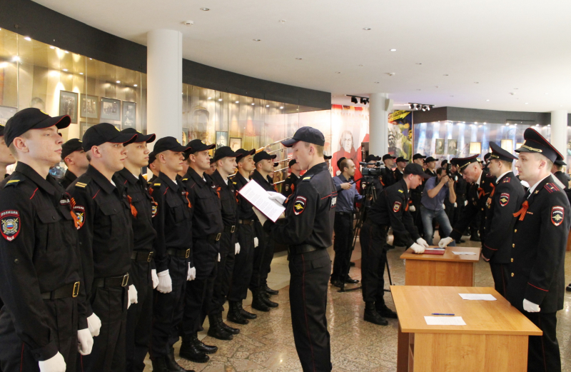 Торжественная церемония принятия присяги молодыми сотрудниками органов внутренних дел в музее оружия Тульский Государственный Музей Оружия