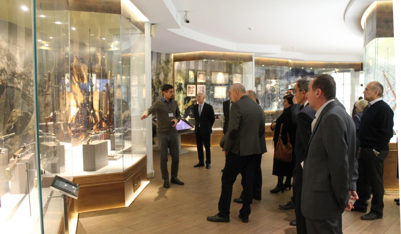 В музее оружия сотрудников НПО «Высокоточные комплексы» поздравили с наступающим Днем машиностроителя. Тульский Государственный Музей Оружия