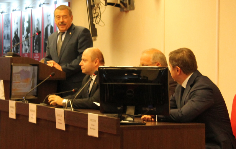 В музее оружия сотрудников НПО «Высокоточные комплексы» поздравили с наступающим Днем машиностроителя. Тульский Государственный Музей Оружия